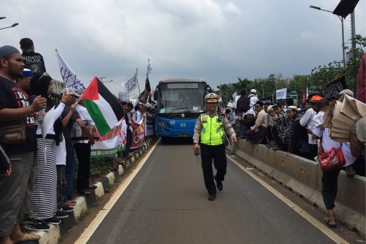 Massa peserta Aksi 299 telah memenuhi ruas Jalan Gatot Subroto, seberang gedung MPR/DPR, Jumat (29/9/2017) siang. Semua ruas jalan utama telah dipenuhi massa, sedangkan jalur yang bisa dilewati hanya jalur bus transjakarta dengan pengawalan polisi lalu lintas.