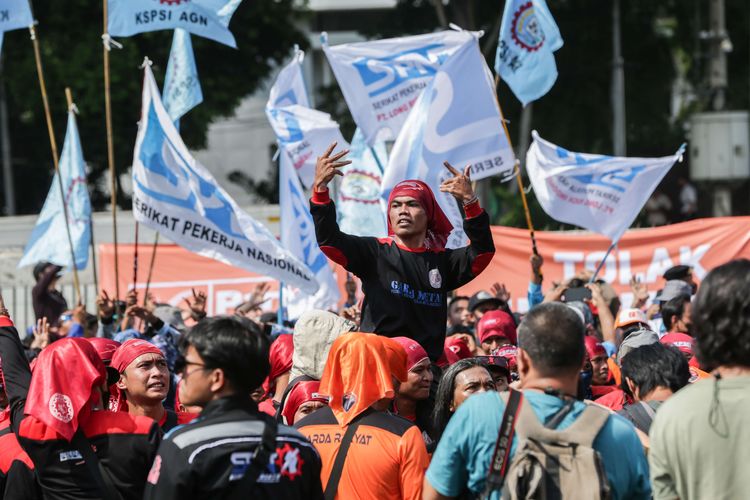 Massa dari elemen buruh melakukan demonstrasi di depan Gedung DPR/MPR RI, Jakarta, Selasa (6/9/2022). Mereka menolak kenaikan harga BBM.