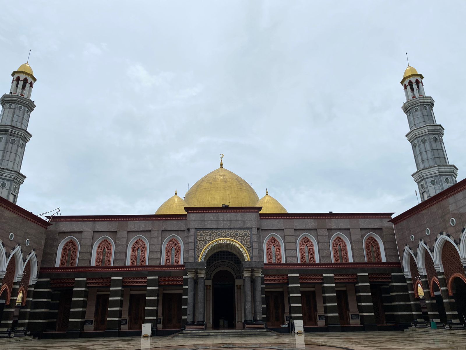 Ngabuburit ke Masjid Kubah Emas, Tempat Ibadah yang Adopsi Gaya Arsitektur Timur Tengah