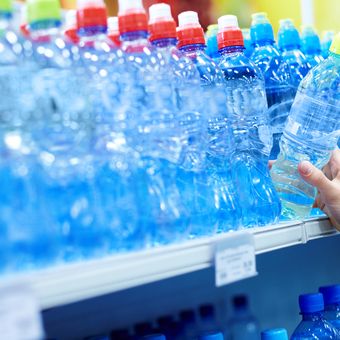 Ilustrasi plastik, botol plastik, bahaya plastik kemasan. Bahaya Bhispenol A (BPA), kandungan dalam plastik kemasan.