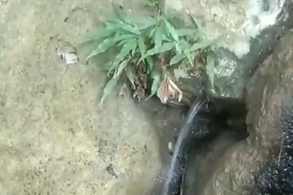 Air yang muncul dari bebatuan di Padukuhan Turunan, Girisubo, Panggang, Gunungkidul menjadi oase saat kekeringan, Selasa (20/8/2024).