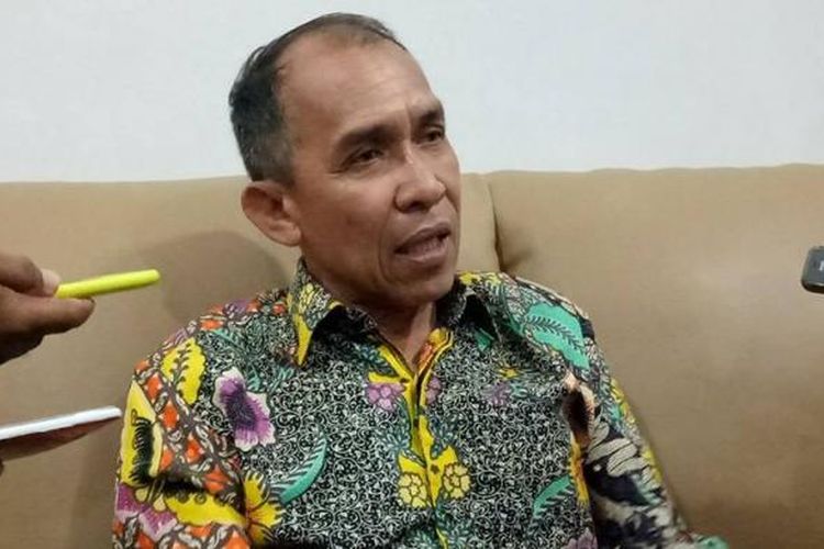 Gubernur Maluku Said Assagaff saat meberikan keterangan kepada waratwan di ruang kerjanya, Kamis (16/2/2017)