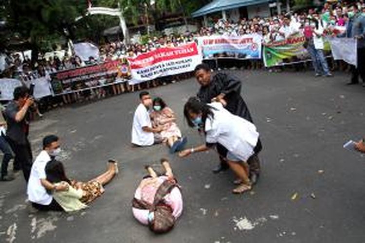 Ratusan dokter di Manado gelar unjuk rasa dan aksi teatrikal sebagai bentuk keprihatinan atas penahanan rekan sesama dokter mereka yang dipidana malapraktik.