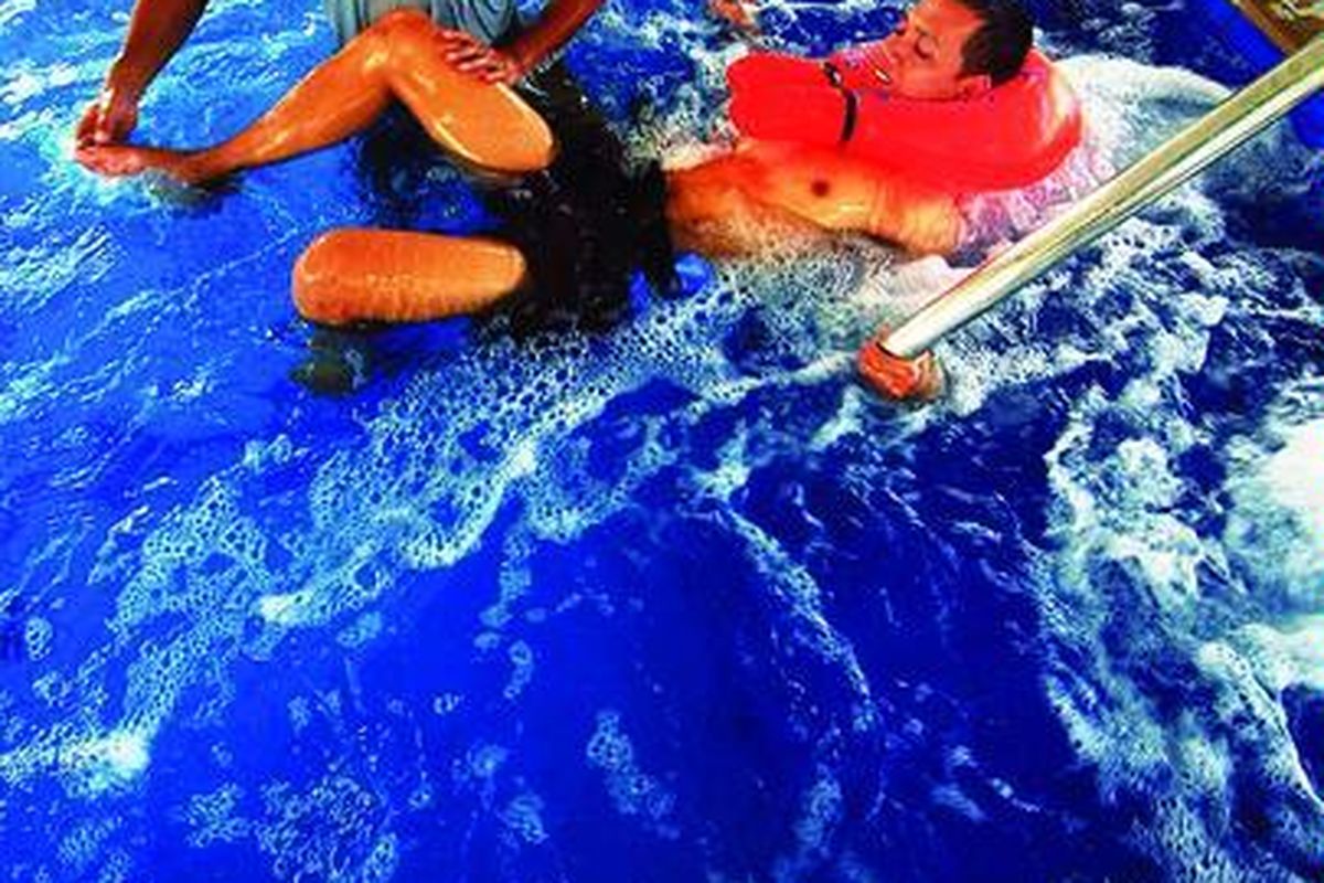 Kegiat an terapi air (hydrothera phy ) di Instalasi Rehabilitasi Medik RS Dr Suyoto (RSDS), Pusat Rehabilitasi, Kementerian Pertahanan, Bintaro, Jakarta, Rabu (3/9). Pusat rehabilitasi ini tak hanya melayani personel Kementerian Pertahanan penyandang cacat, tetapi juga masyarakat umum dengan biaya yang terjangkau.