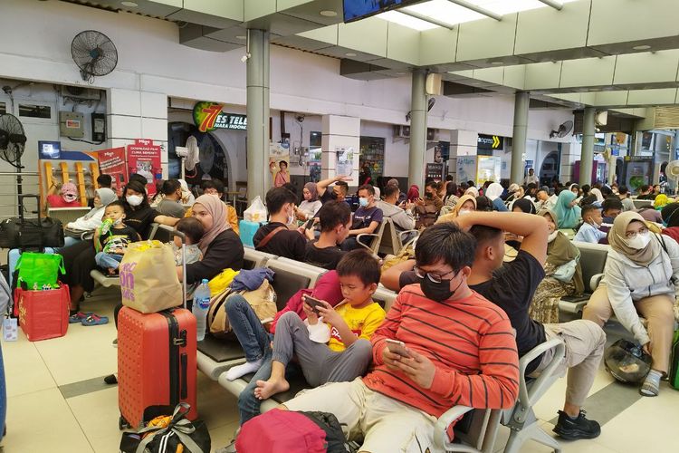 Suasana pemudik di zona 3 atau area tunggu sebelum boarding di Stasiun Pasar Senen, Jakarta Pusat, pada Jumat (21/4/2023). (KOMPAS.com/XENA OLIVIA)