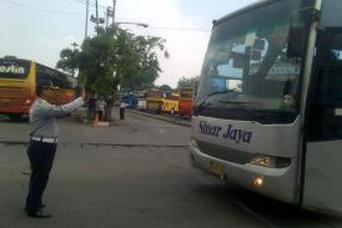 Puluhan bus di Terminal Pulogadung, Jakarta Timur menjalani pemeriksaan uji kelaikan kendaraan dalam melayani angkutan mudik lebaran.
