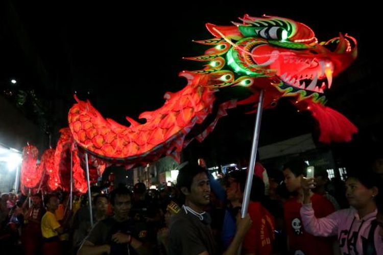 Peserta Cap Go Meh (CGM) Bogor Street Festival 2017 melintas di Jalan Suryakencana, Bogor, Jawa Barat, Sabtu (11/2/2017). Festival budaya untuk memperingati perayaan Cap Go Meh, hari ke-15 setelah perayaan Imlek.