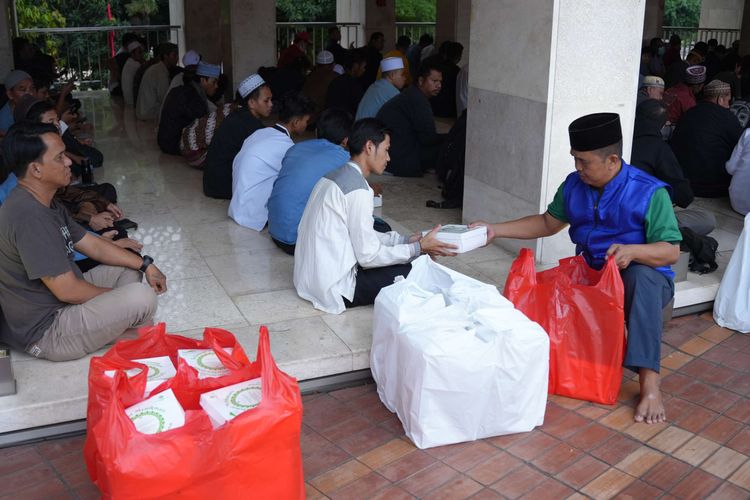 Officers distributed free food to Muslims who were waiting for the time to break the fast at the Istiqlal Mosque, Jakarta, Monday (3/3/2025). The Istiqlal Mosque provides free food to be given to residents during the month of Ramadan.