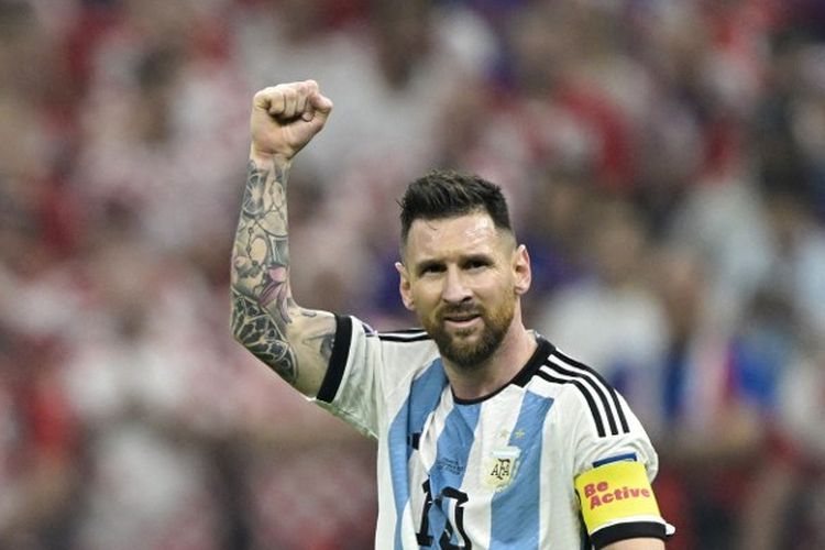 Penyerang Argentina Lionel Messi merayakan gol pertamanya dari titik penalti pada semifinal Piala Dunia 2022 Qatar antara Argentina vs Kroasia di Stadion Lusail di Lusail, utara Doha pada Rabu 14 Desember 2022 dini hari WIB.