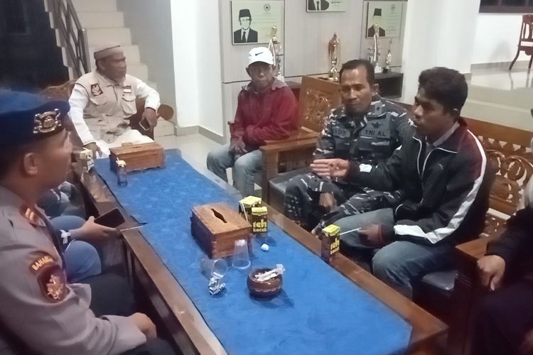 Raden Bambang Firman Alamsyah (18) atau Iman (sweater hitam) saat menceritakan kisahnya yang terombang-ambing di laut selama enam hari