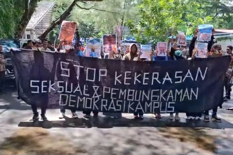 Puluhan mahasiswa Universitas Pattimura Ambon menggelar aksi protes terhadap berbagai dugaan kasus pelecehan seksual yang kerap terjadi di kampus tersebut, Selasa (23/4/2024).