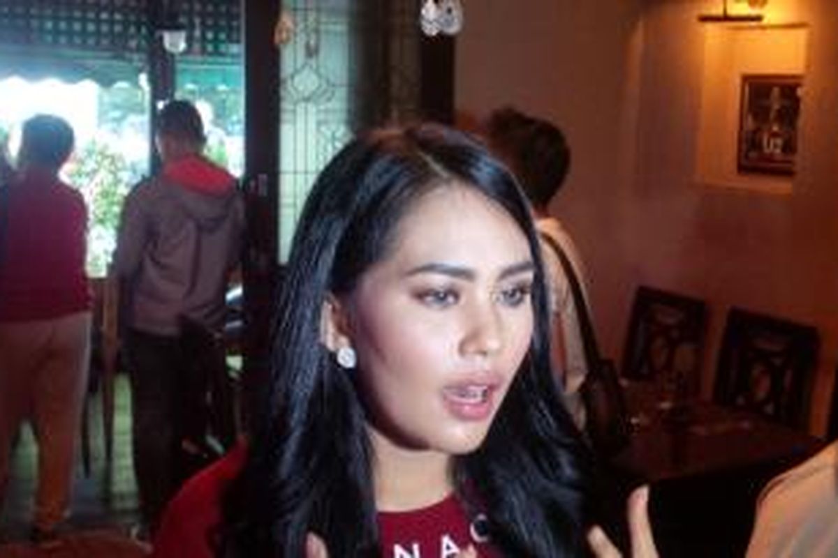 Artis peran dan pembawa acara Kartika Putri menghadiri acara soft launching sebuah produk lini busana para artis, di Pisa Cafe, Menteng, Jakarta Pusat, Senin (7/12/2015).