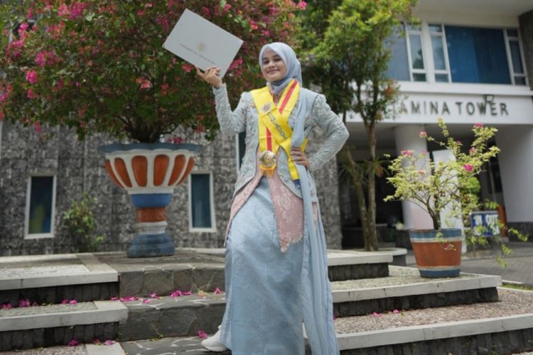 Raden Roro Widya Ningtyas Soeprajitno S. A. mahasiswa UGM lulus S3 dalam waktu dua tahun 10 bulan, diwisuda pada 21 Oktober 2025.