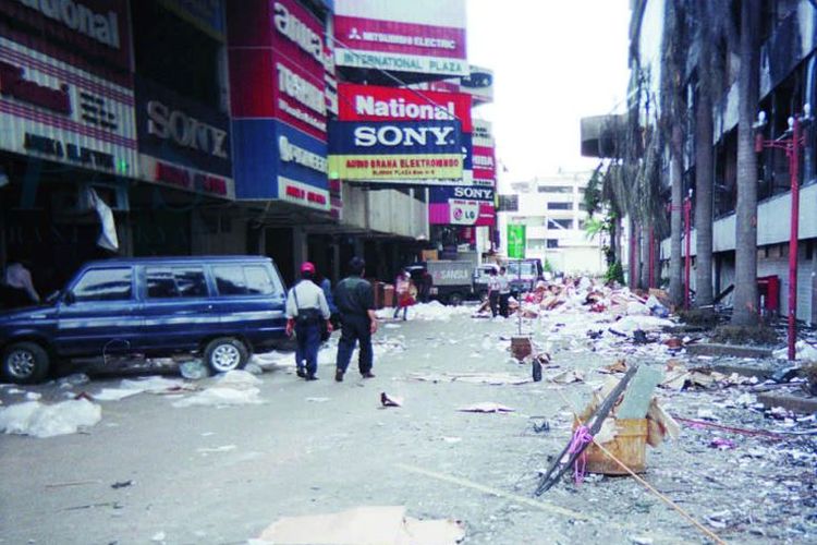 Kawasan Glodok yang merupakan pusat perdagangan produk elektronik di Jakarta kini praktis lumpuh setelah habis dijarah dan dibakar para perusuh hari Kamis (14/5/1998). Kawasan Glodok selama ini merupakan salah satu simbol kesibukan aktivitas bisnis Jakarta bahkan juga untuk Asia Tenggara.