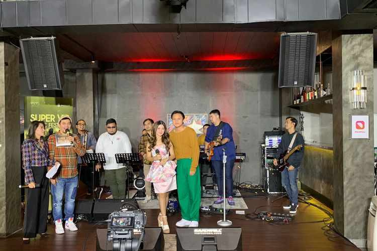 Ira Khays berpose bersama Rizky Febian di sela acara Super VIP Music Festival di kawasan Gandaria, Jakarta Selatan, Rabu (23/2/2022). 