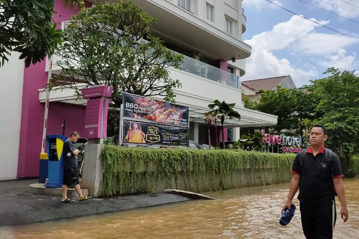 Beberapa warga komplek Puri Indah menginap di Fave Hotel Kembangan Selatan, Jakarta Barat karena rumahnya terendam banjir, Kamis (2/1/2020) siang.