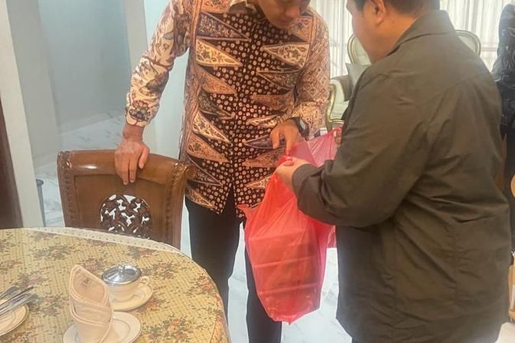Momen pertemuan bakal calon presiden (bacapres) PDI-P Ganjar Pranowo dan Menteri Badan Usaha Milik Negara (BUMN) Erick Thohir di Jawa Tengah, usai Ganjar beribadah haji.