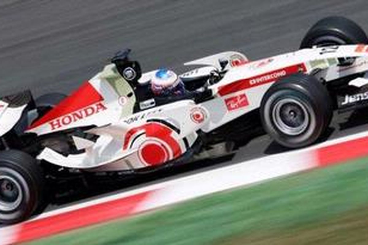 Jenson Button, ketika masih memperkuat tim Honda, yang keluar dari F1 pada akhir 2008. Kini, Button bergabung dengan tim McLaren.