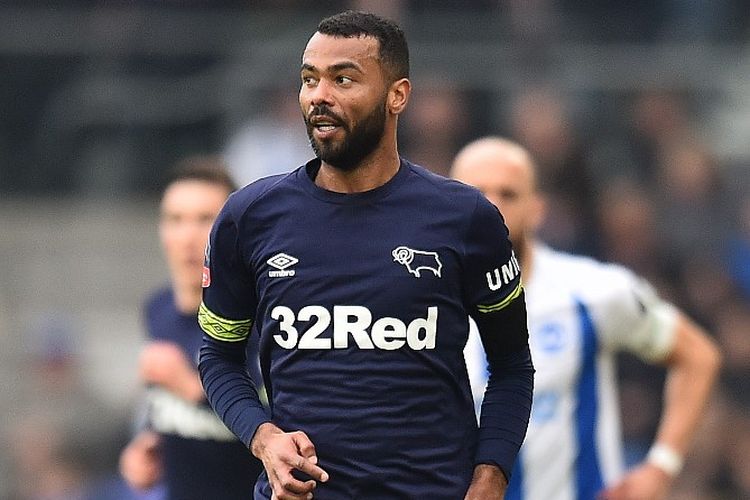 Pemain veteran Inggris, Ashley Cole, resmi pensiun dari sepak bola.