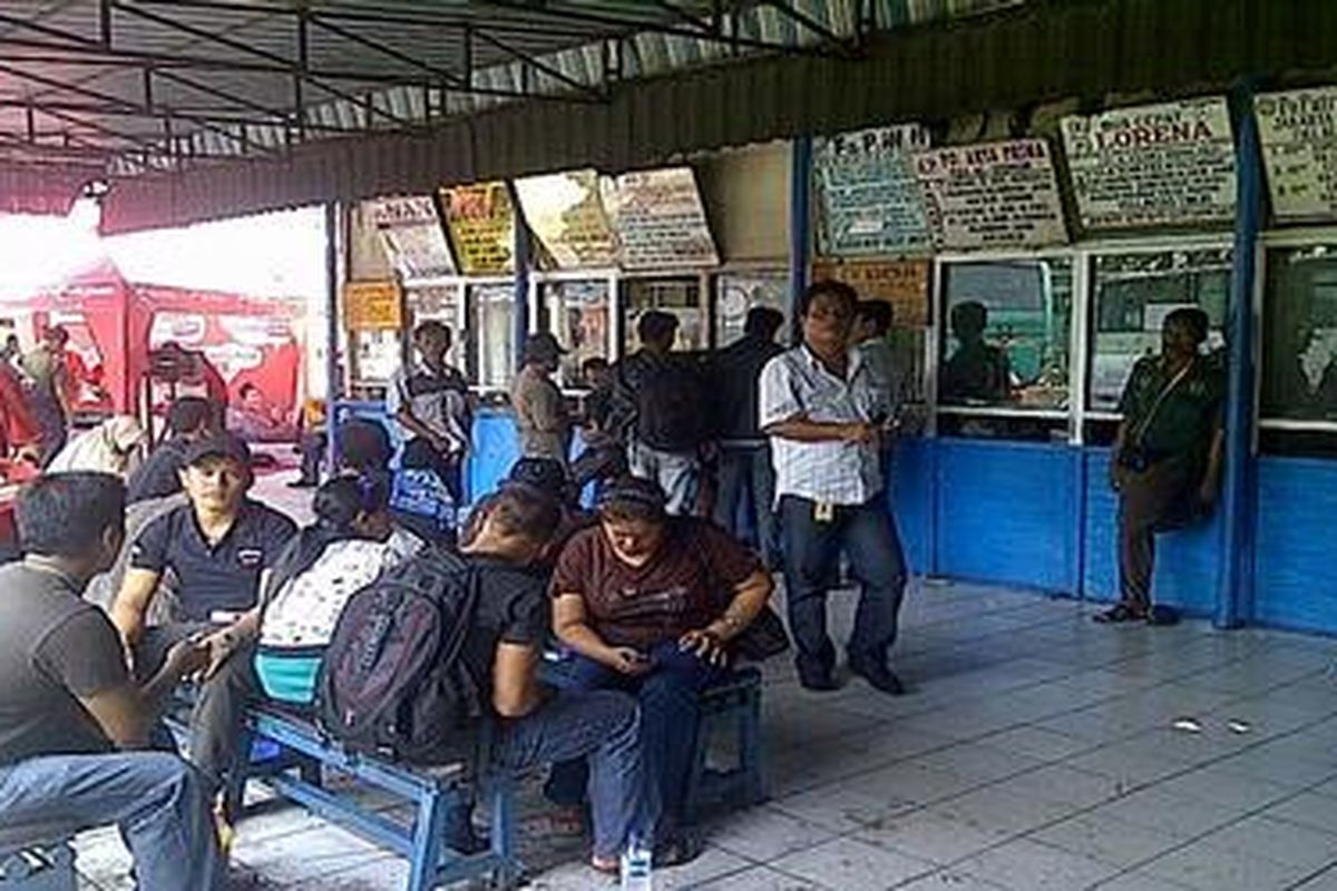Kru perusahaan otobus (PO) di Terminal Pulogadung, Jakarta, Selasa (23/8/2011) mengeluhkan masih sepinya penumpang pada tujuh hari menjelang Lebaran. Jumlah penumpang bus antarkota antarprovinsi terus turun beberapa waktu terakhir.