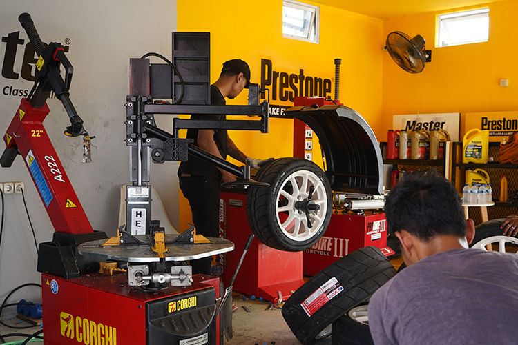 Autochem menyediakan fasilitas tire changer untuk membantu para pembalap dan pengunjung yang ingin ganti ban dan balancing di sirkuit mandalika