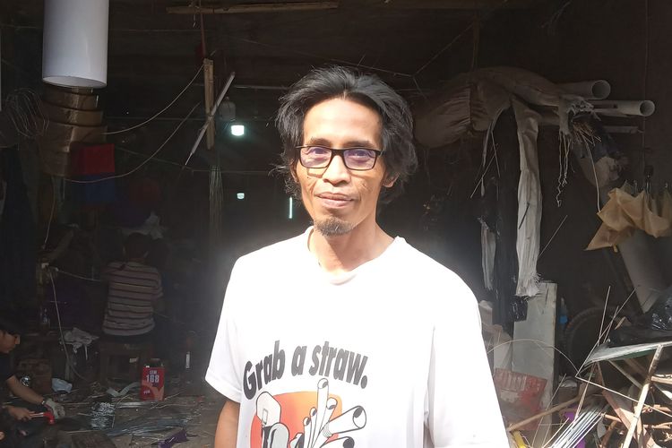 Asep, perajin lampion yang pernah membuat lampion 8 meter dan diameter 4 meter yang dibuatnya selama seminggu di Jalan Gunung Batu, Cicendo, Kota Bandung.