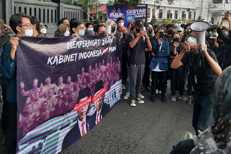 Sejumlah mahasiswa yang tergabung dalam Aliansi BEM UB saat berdemonstrasi di depan gedung DPRD Kota Malang, Kamis (28/10/2021).