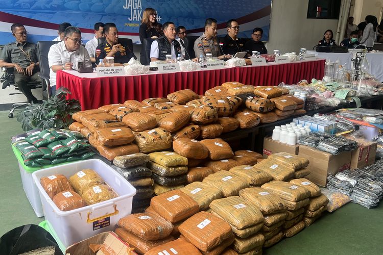 Polisi Buru Bos Pabrik Ekstasi dan “Happy Water” di Apartemen Jaktim