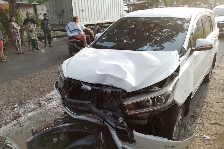 Mobil seorang pemuda di Surabaya l, usai tabrak orang hingga tewas, Sabtu (18/11/2023).
