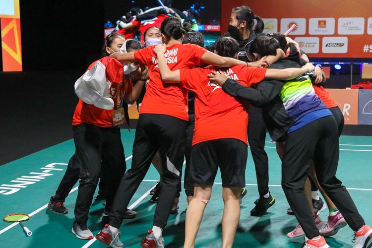 Tim putri Indonesia merayakan gelar juara Badminton Asia Championships (BATC) atau Kejuaraan Beregu Asia 2022.