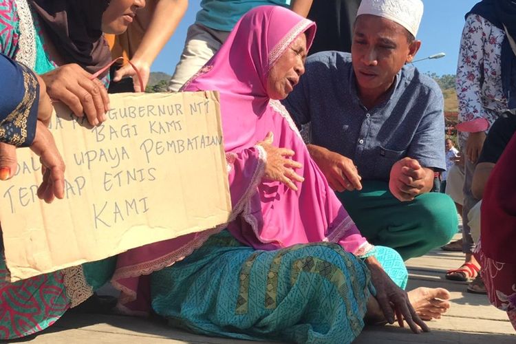 Foto : Warga pulau Komodo saat melakukan aksi penolakan terhadap kunjungan tim terpadu untuk mengkaji rencana penutupan pulau Komodo, Kamis (15/8/2019).