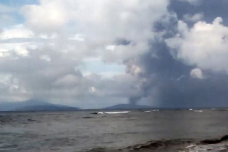 Kondisi terkini Gunung Anak Krakatau, Sabtu (11/4/2020). (Foto: Tangkapan layar video/Facebook/Umar Krakatau)