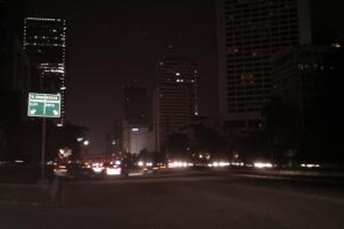 Suasana Earth Hour di sekitar Bundaran HI.