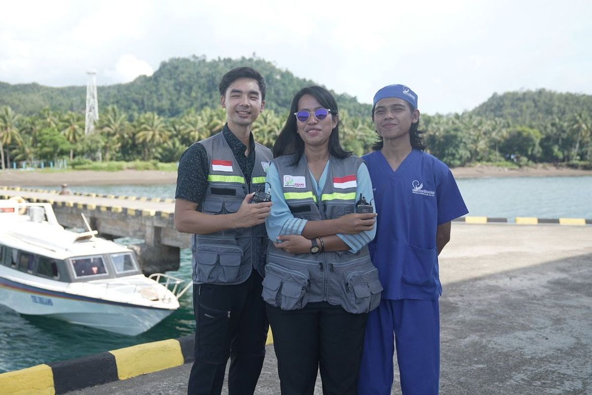 Josepha, Parlin, dan Gavriel relawan tenaga kesehatan di RS Kapal Nusa Waluya II