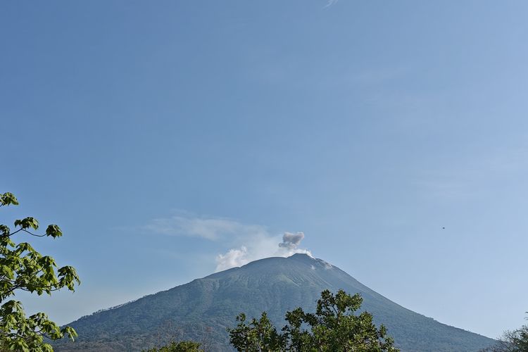 Visual Gunung Ile Lewotolok, Senin (3/11/20245) 