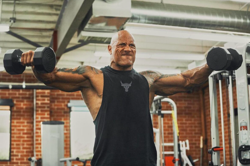 Rahasia Otot Bahu Kekar Dwayne Johnson di Usia 50 Tahun