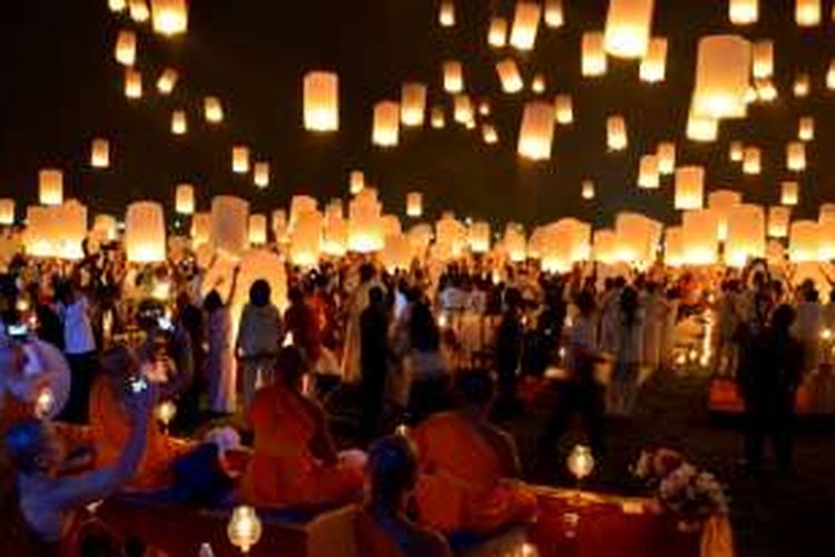 Para Biksu dan umat Buddha menerbangkan lampion di pelataran Candi Borobudur, Magelang, dalam rangka perayaan Tri Suci Waisak 2560 BE, Sabtu (21/5/2016) dini hari.