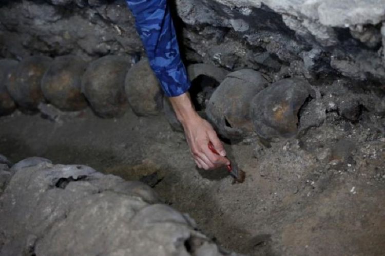 Lorena Vazquez, Lorena Vazquez, arkeolog dari Institut Atropologi dan Sejarah Nansional (INAH), bekerja di dekat Templo Mayor, di mana terdapat menara tengkorak manusia dan ribuan fragmen ditemukan.