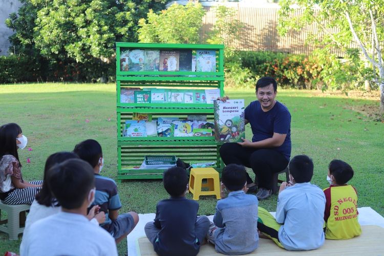 Ilustrasi kegiatan literasi di Taman Baca Masyarakat (TBM).