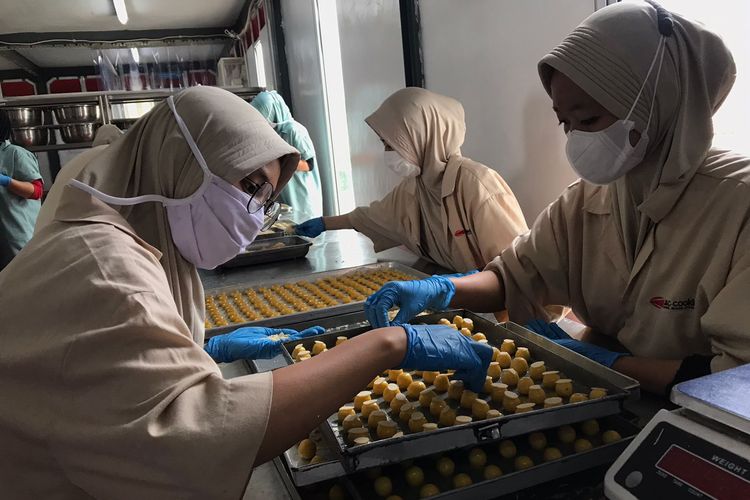 Para karyawan musiman tengah bekerja di pabrik JnC Cookies di Bandung, belum lama ini. 