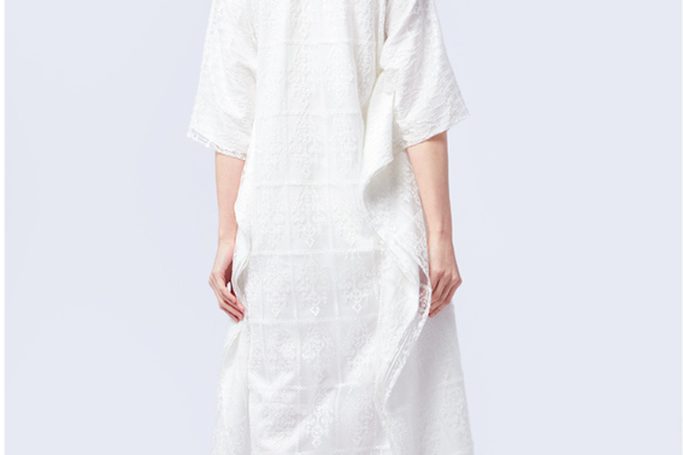 Dress lace dari The Executive, model baju Lebaran untuk non hijab