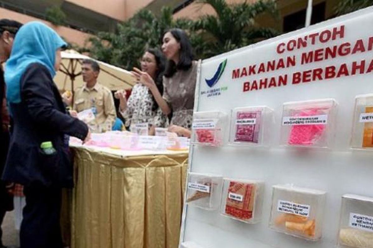 Contoh makanan mengandung bahan berbahaya diperlihatkan kepada guru dan siswa di SD Negeri 009 Pagi Rawamangun, Jakarta Timur, Senin (13/4).