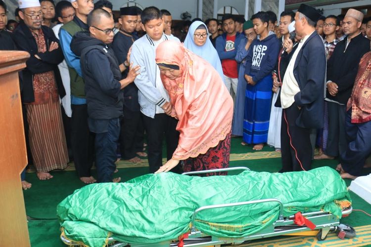 Ibu serta sejumlah pihak dari keluarga besar Pondok Pesantren Husnul Khotimah mendoakan jenazah almarhum Rozian, santri yang ditusuk hingga meninggal dunia di Kota Cirebon, Jumat malam (7/9/2019).
