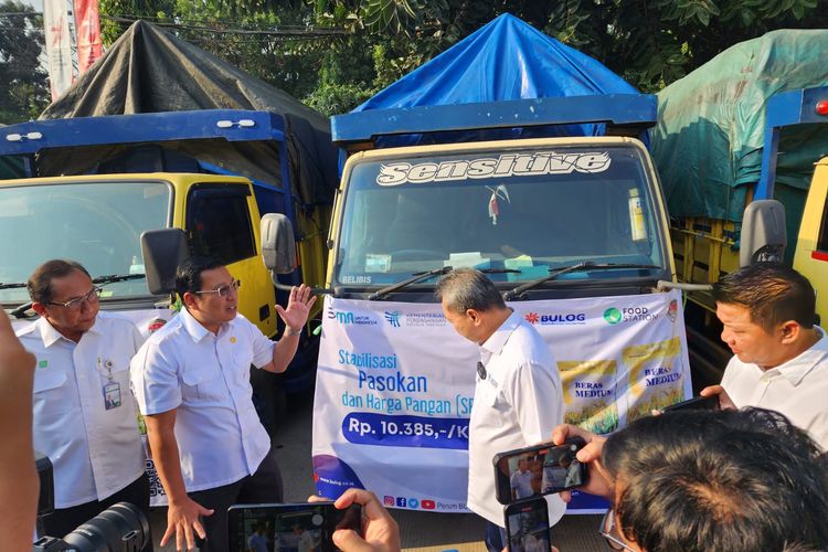 Pemerintah melalui Badan Pangan Nasional (Bapanas) menggelontorkan 3.000 ton beras Bulog dengan merk Stabilisasi Pasokan dan Harga Pasar (SPHP) ke Pasar Induk Beras Cipinang (PIBC), Jakarta Timur