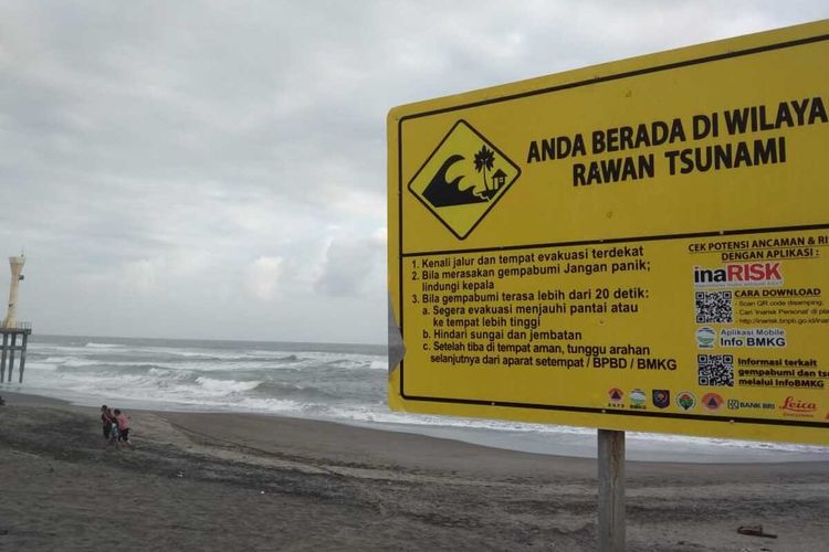 Papan peringatan ancaman bencana tsunami yang dipasang di pesisir pantai selatan Cianjur, Jawa Barat.