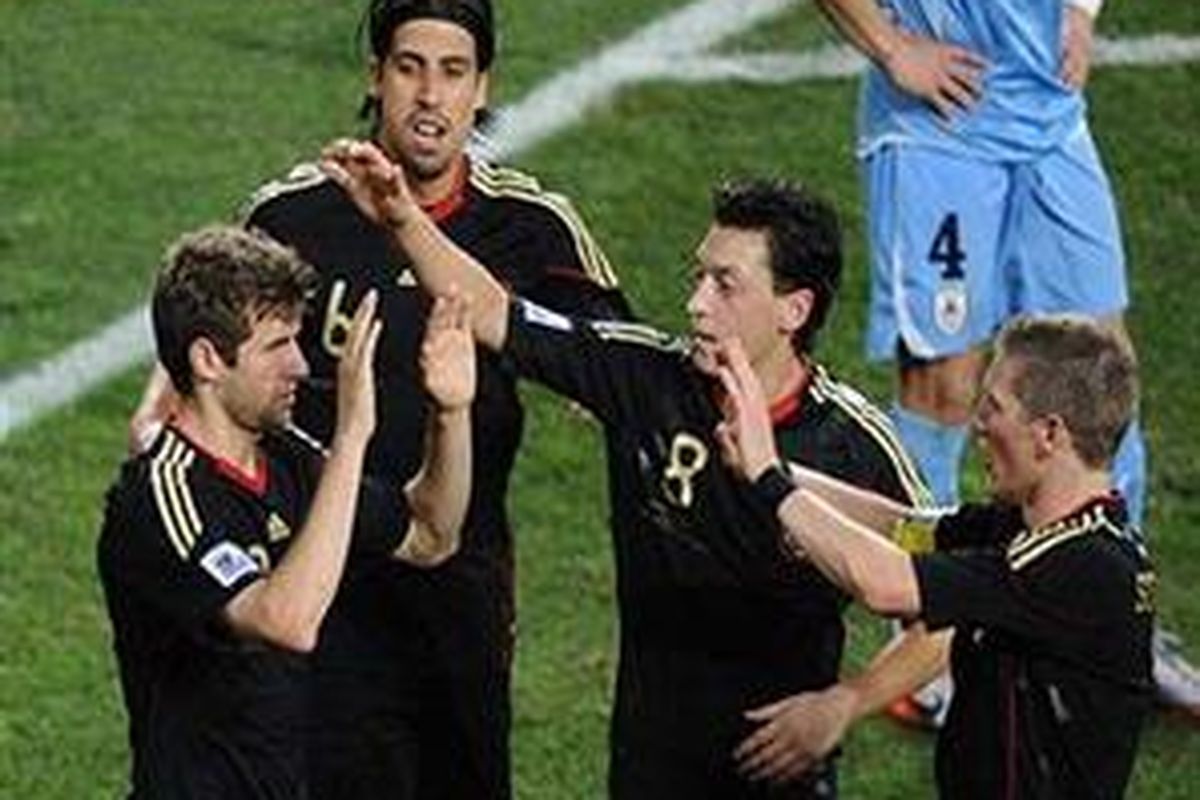 Tiga gelandang Jerman (dari kanan) Bastian Schweinsteiger, Mezut Oezil, dan Sami Khedira menyambut Thomas Mueller (kiri), yang mencetak gol ke gawang Uruguay pada laga perebutan tempat ketiga Piala Dunia 2010 di Stadion Nelson Mandela Bay, Port Elizabeth, Sabtu (10/7/2010).