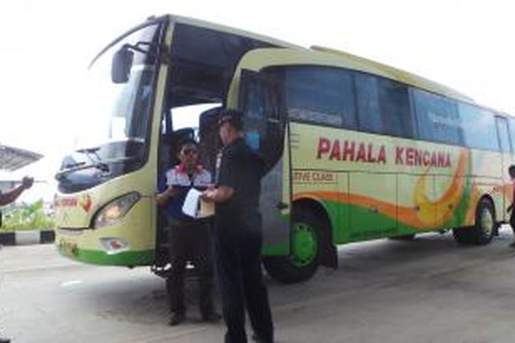 Bus Pahala Kencana yang melayani angkutan mudik di Terminal Pulo Gebang, Cakung, Jakarta Timur. Senin (21/7/2014).