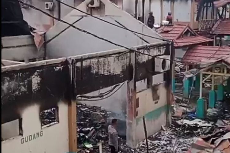 Puing-puing bangunan sisa kebakaran yang melanda Rumah Sakit Umum Daerah (RSUD) dr Mansyoer Mohammad (MM) Dunda Limboto Kabupaten Gorontalo, Kamis (14/3/2024). Akibat kebakaran ini manajemen RSUD M Dunda mengalami kerugian Rp 100 miliar.