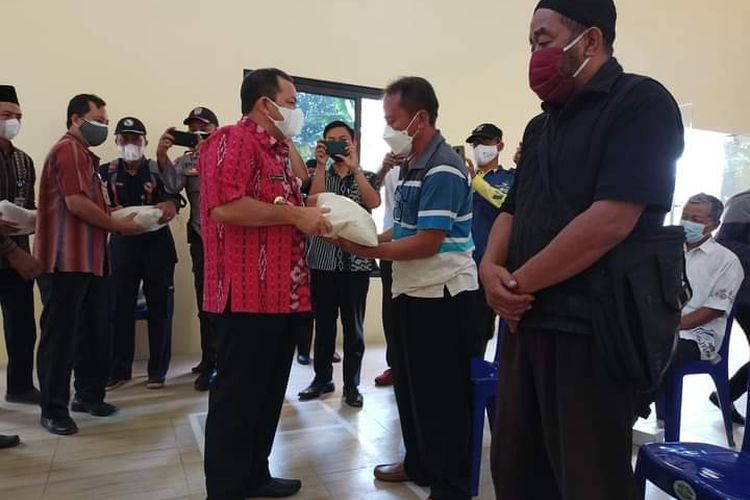 Bupati Semarang Ngesti Nugraha menyerahkan bantuan kepada warga terdampak revitalisasi Rawa Pening.