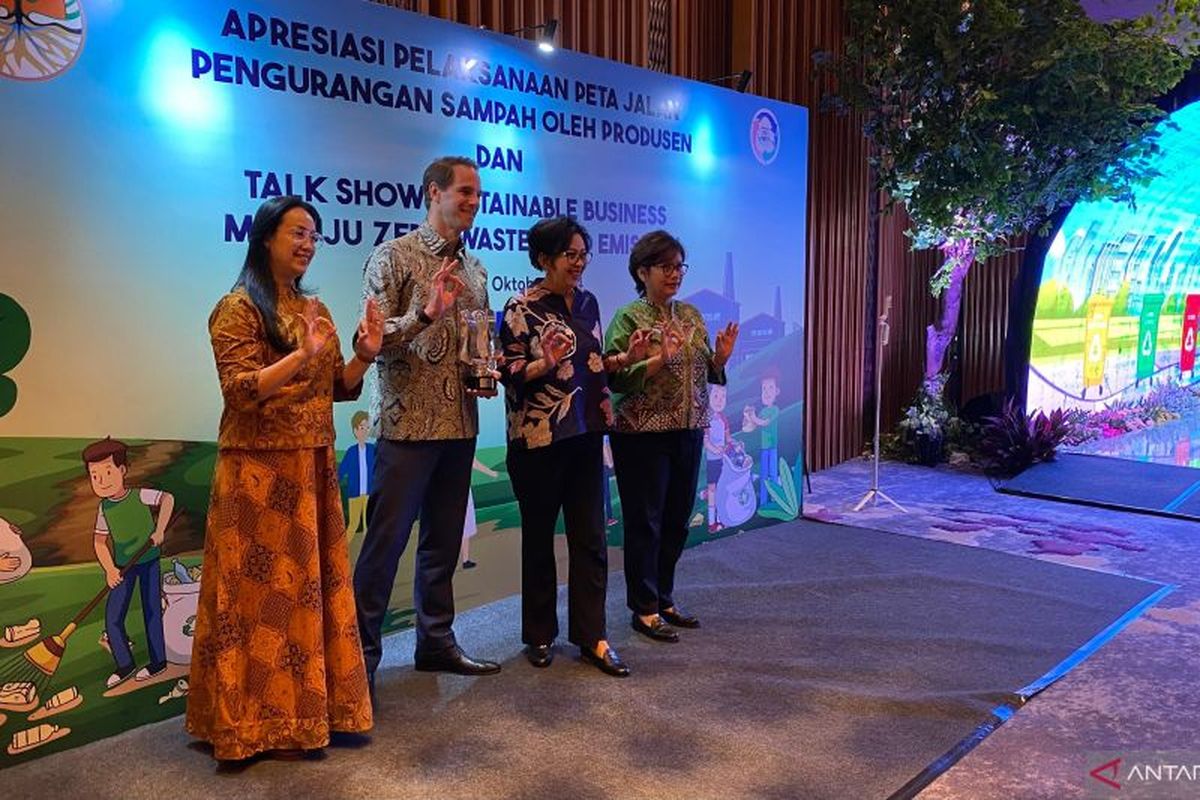 Dirjen PSLB3 KLHK Rosa Vivien Ratnawati (kedua kanan) dan Direktur Pengurangan Sampah KLHK Vinda Damayanti Ansjar (ujung kanan) berfoto bersama salah satu produsen yang mendapatkan penghargaan dari KLHK karena sukses terapkan pengurangan sampah di Jakarta, Senin (7/10/2024).